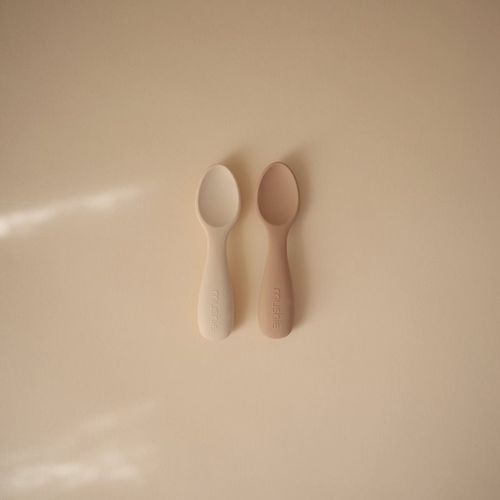 Toddler Starter Spoons cuchara Natural/ Shifting Sand 12m+ 2 ud - Mushie - Modalova
