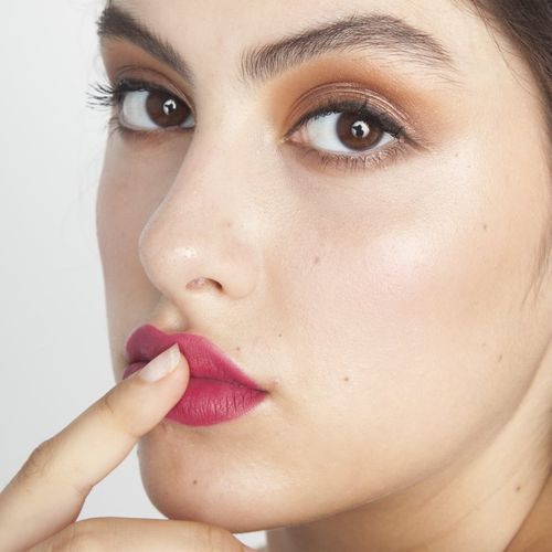 Meet Matt(e) Hughes Long Lasting Liquid Lipstick barra de labios líquida de larga duración tono Dedicated 7.4 ml - theBalm - Modalova