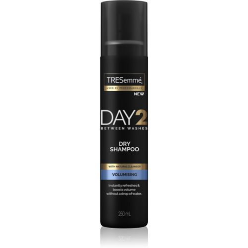 Day 2 Volumising erfrischendes trockenes Shampoo für mehr Volumen 250 ml - TRESemmé - Modalova