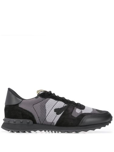 Tarnmuster Rockstud Sneakers mit Wildlederbesätzen - Valentino Garavani - Modalova