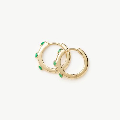 Fine Emerald Studded Huggies | 14ct Yellow Gold - Missoma - Modalova
