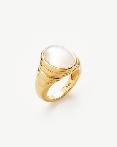 Savi Ridge Oval Gemstone Chunky Ring | 18ct Gold Vermeil/ Mother of Pearl & Quartz - Missoma - Modalova