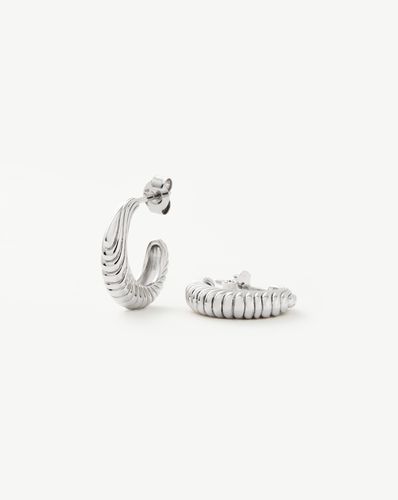 Wavy Ridge Small Hoop Earrings - Missoma - Modalova