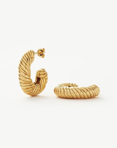 Wavy Ridge Medium Hoop Earrings - Missoma - Modalova