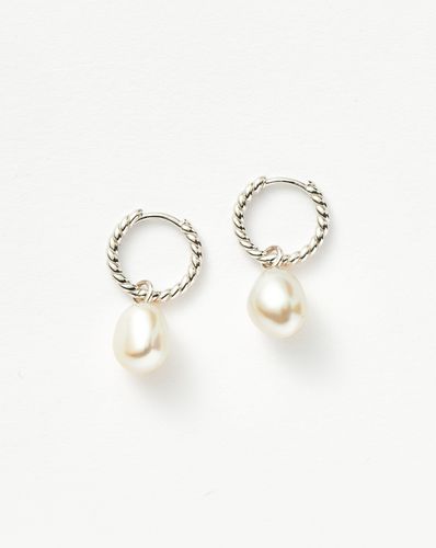 Pearl Twisted Small Drop Hoop Earrings | Sterling Silver/Pearl - Missoma - Modalova