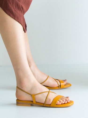 Bjs 19011 String Sandal Mustard - Byeuuns - Modalova