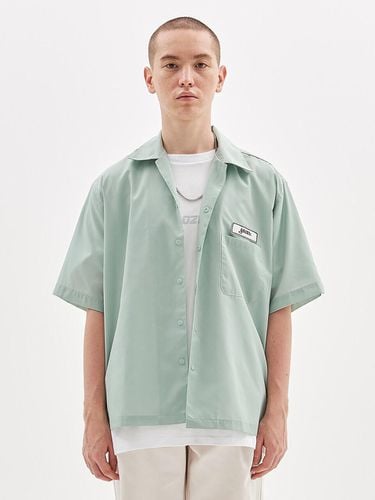 NAME TAG HALF SHIRT_ICE GREEN - GOZER - Modalova