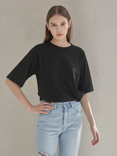 Amber Round Half Tee_Black - YAN13 - Modalova