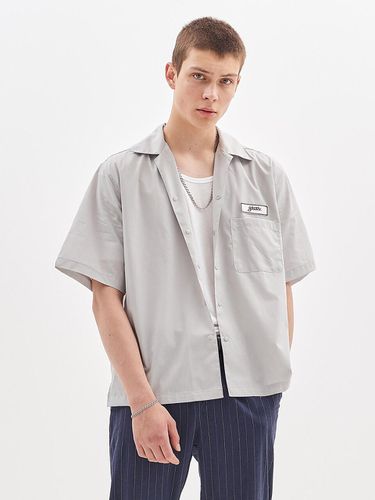 NAME TAG HALF SHIRT_GREY - GOZER - Modalova