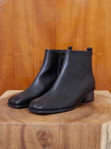 Square Ankle Boots Black - february second - Modalova