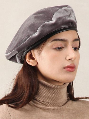 Velvet Metal-embellished Beret hat - WHITE SANDS - Modalova