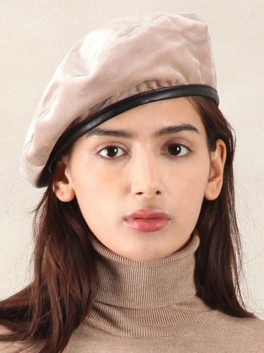 Velvet Metal-embellished Beret hat - WHITE SANDS - Modalova