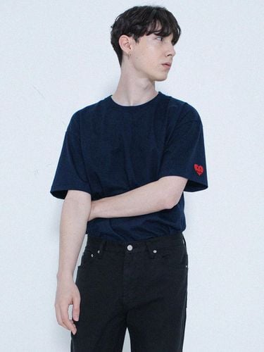 Heart Embroidered Short Sleeve T-shirt_Navy - GRAVER - Modalova