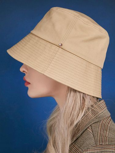 Rose Gold Rivet Bucket Hat_Beige - VARZAR - Modalova