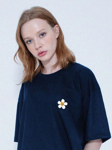 UNISEX] Small Flower Dot T-shirt_Navy - GRAVER - Modalova