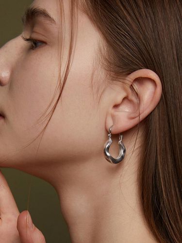 Rippling Mini Hoop Earrings Silver - DIDIBOYU - Modalova