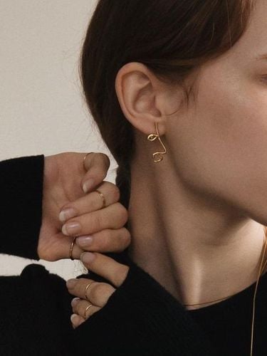 Dainty Linear Face Earrings - CONTEMPO.H - Modalova