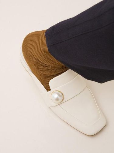 BIP18301 PEARL BUTTON LOAFER - Byeuuns - Modalova