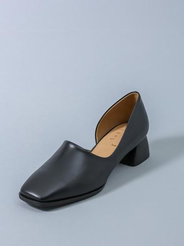 Square Pumps in Black - heenn - Modalova