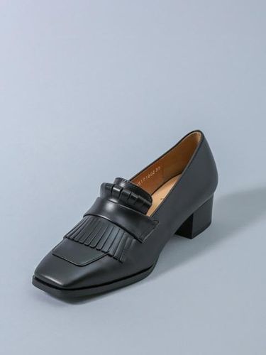 Tassel Loafer in Black - heenn - Modalova