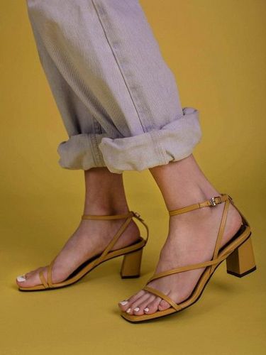 Megan Sandal - Mustard - HYOON - Modalova