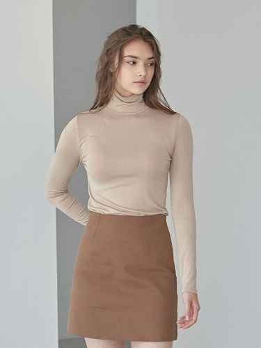 Slim Minimal Turtleneck Tee_Beige - YAN13 - Modalova