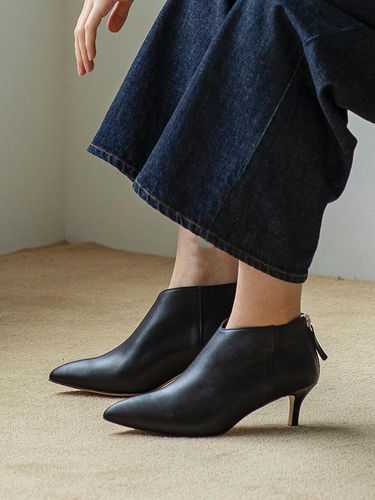 Semi Point Ankle Boots Black - Byeuuns - Modalova