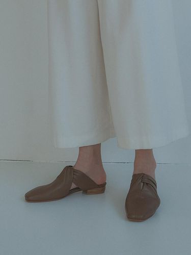 Mazel Mules Cedar Brown - HYOON - Modalova