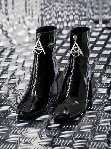 New Year Collection Logo Zipper Boots - MODERN ALCHEMIST - Modalova