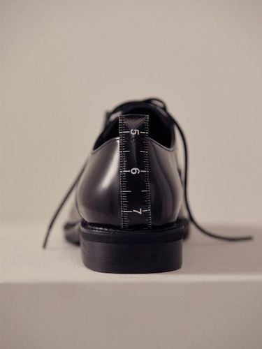 Man] Tape Measure Derby Shoes - Left-Right - Modalova