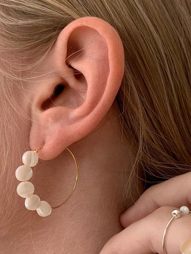 Half Seashell Earrings - MONDAY EDITION - Modalova