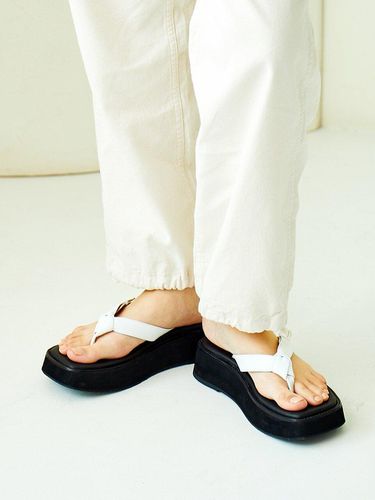 BKS2010 Rim Flip Sandals White - Byeuuns - Modalova