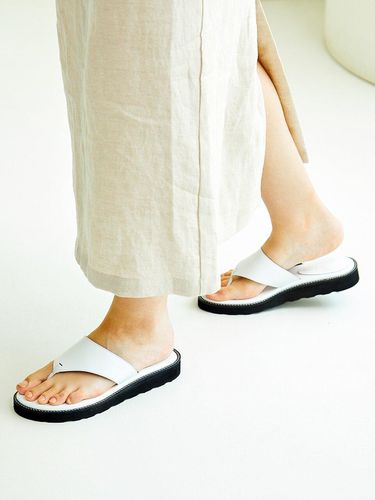 BKS2012 Bear Flip Sandals White - Byeuuns - Modalova