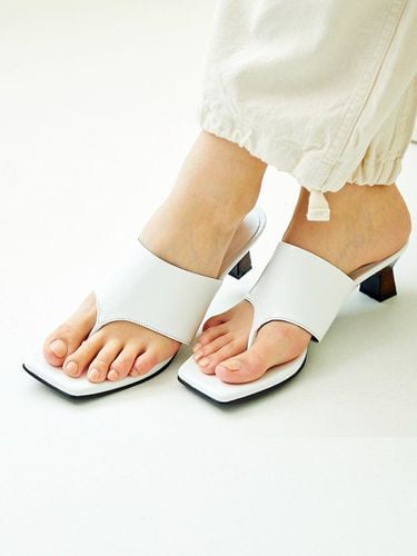 BKS2006 Aki Sandals White - Byeuuns - Modalova