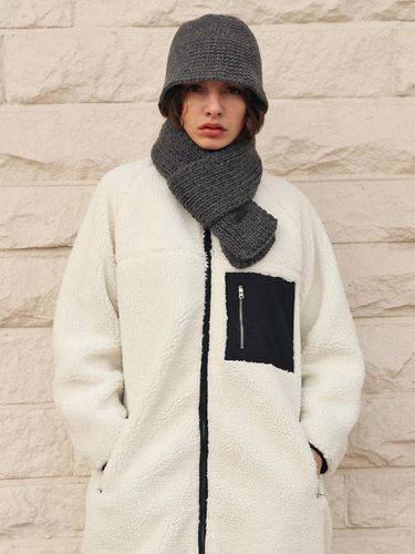 Handmade Momo Knit Muffler_Charcoal - evance - Modalova