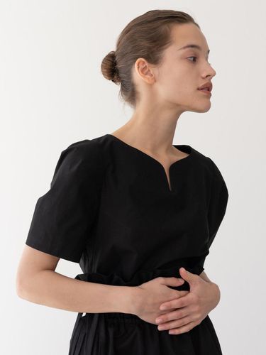 Signature Neck Lined Blouse - BISCUITSHOP - Modalova