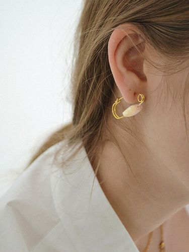 Exclusive] Milk Tea Glass Earring - nuavo - Modalova