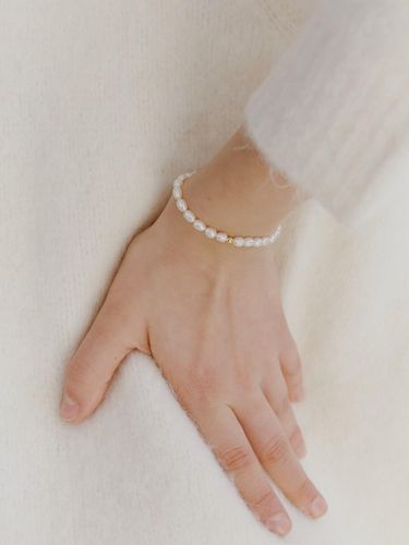 Slim Natural Pearl Bracelet - LOVE ME MONSTER - Modalova