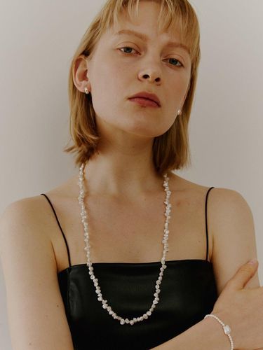 Classic Pearl Long Necklace - LOVE ME MONSTER - Modalova