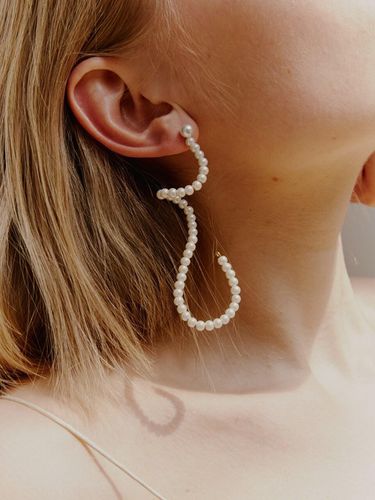 Pearl Wave Unbal Earrings - LOVE ME MONSTER - Modalova