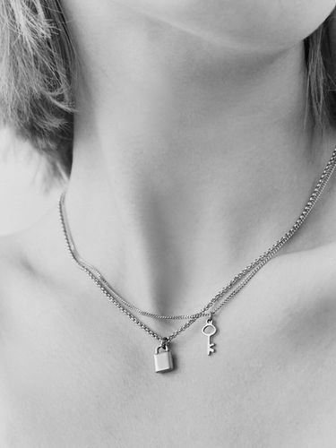 Lock & Key Pendant Necklace - LOVE ME MONSTER - Modalova