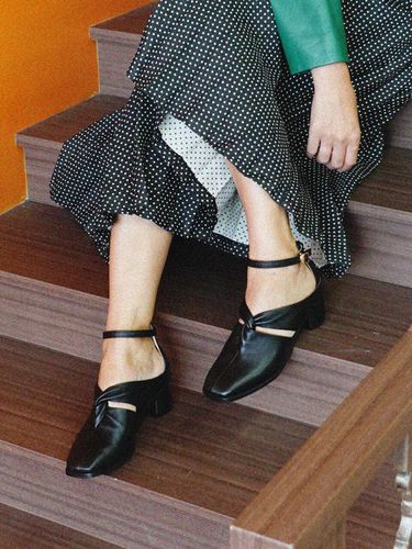 Square Shirring Ankle Strap Black - february second - Modalova