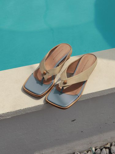 Wood Ball Flip Flops Beige - february second - Modalova