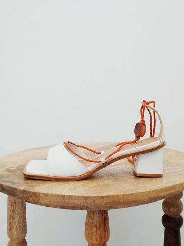 Wood Ornament Strap Sandals White - february second - Modalova