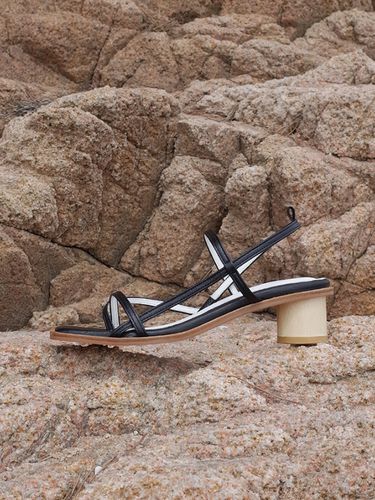 Flip-Flop Strap Sandals Black - february second - Modalova