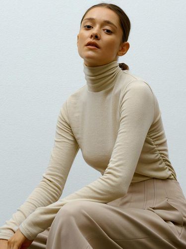 Shirring Wool Turtleneck Tee_Beige - ELLIPSIS - Modalova