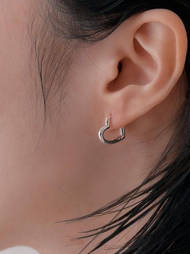 Silver S Simple Heart R Earrings_3 Colors - POSTLUDE - Modalova