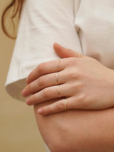 K Gold Wave Ring - NINETEEN TWO - Modalova