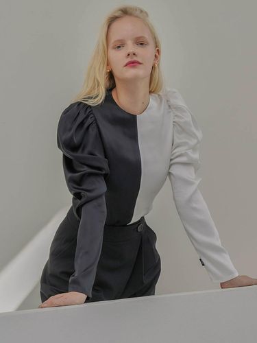 Shirred Two-Tone Blouse_White And Black - ONNE - Modalova