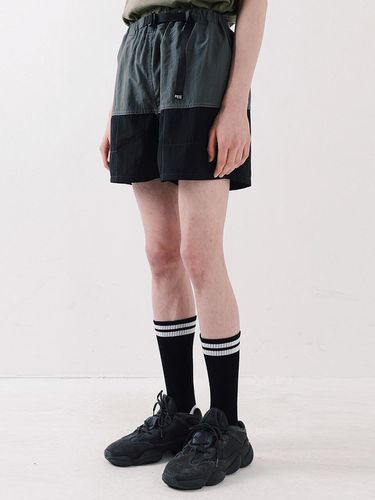 Nylon Color Block Shorts Black - PIECEMAKER - Modalova